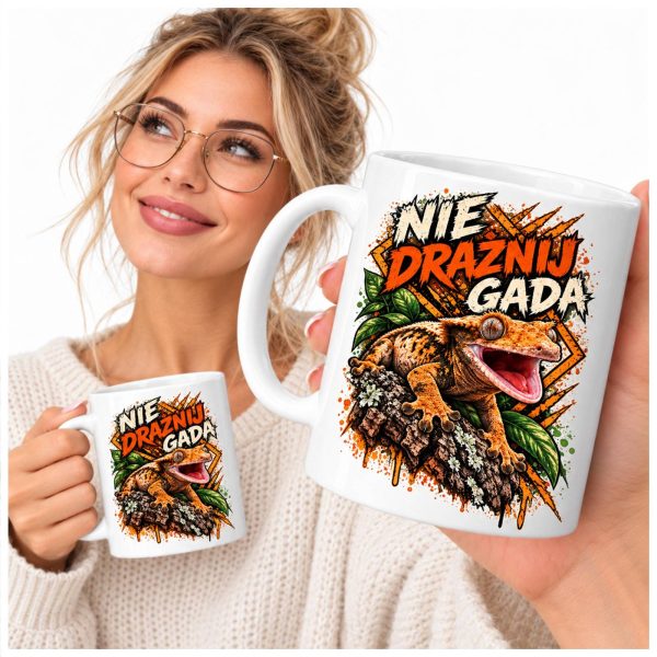 Kubek 330 ml Nie drażnij gada – zdjęcie z modelką