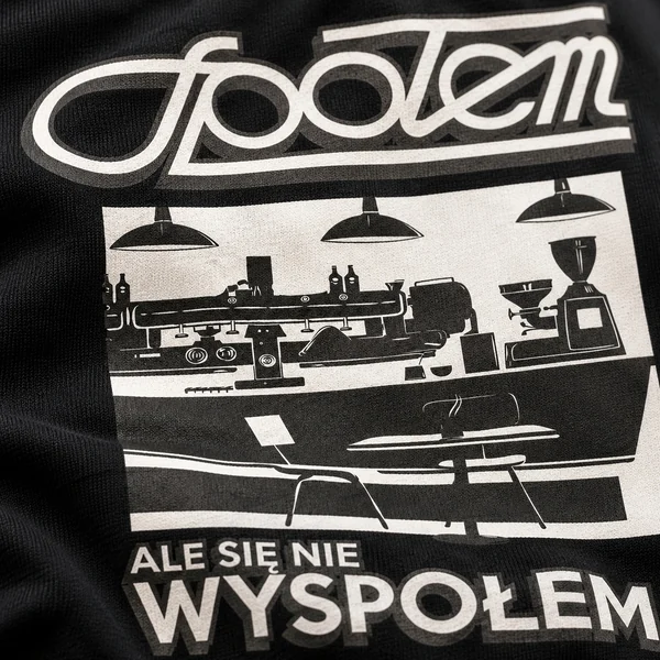 Spolem — detal nadruku